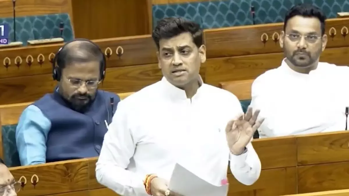 Maharashtra : शिवसेना सांसद ने 15-कोच वाली लोकल ट्रेनों और बेहतर रेल कनेक्टिविटी की मांग उठाई Maharashtra : शिवसेना सांसद ने 15-कोच वाली लोकल ट्रेनों और बेहतर रेल कनेक्टिविटी की मांग उठाई