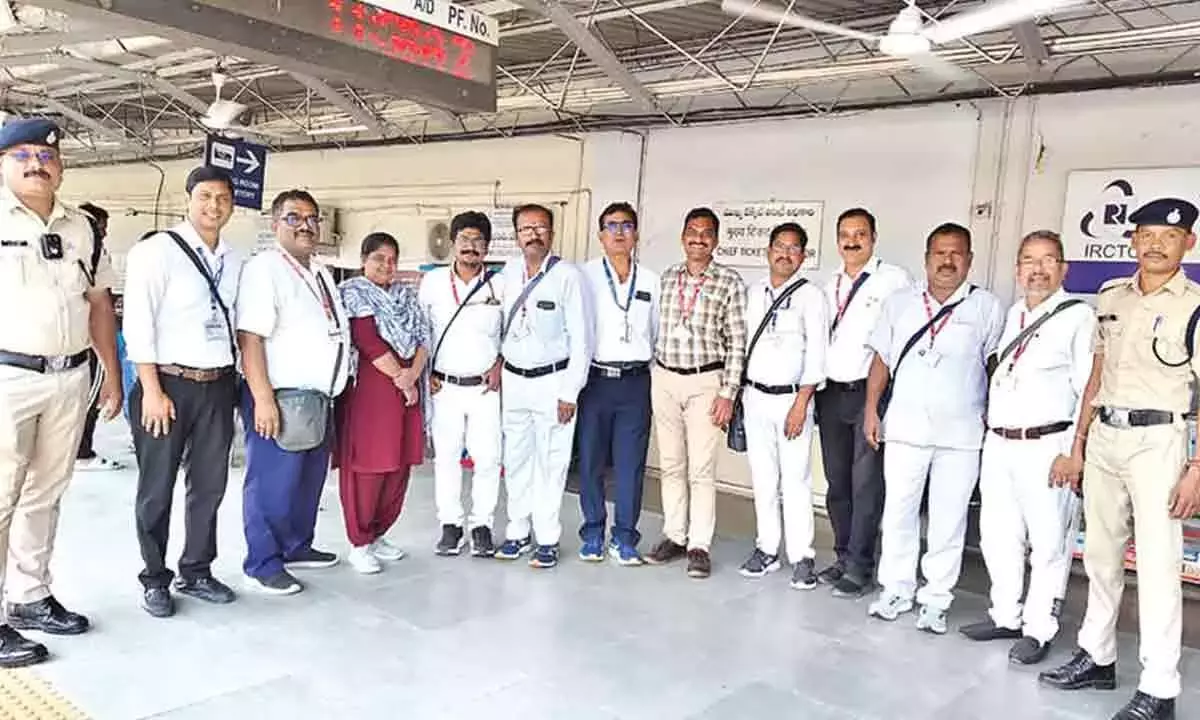 Andhra: वाल्टेयर डिवीज़न ने टिकट चेकिंग अभियान चलाया Andhra: वाल्टेयर डिवीज़न ने टिकट चेकिंग अभियान चलाया