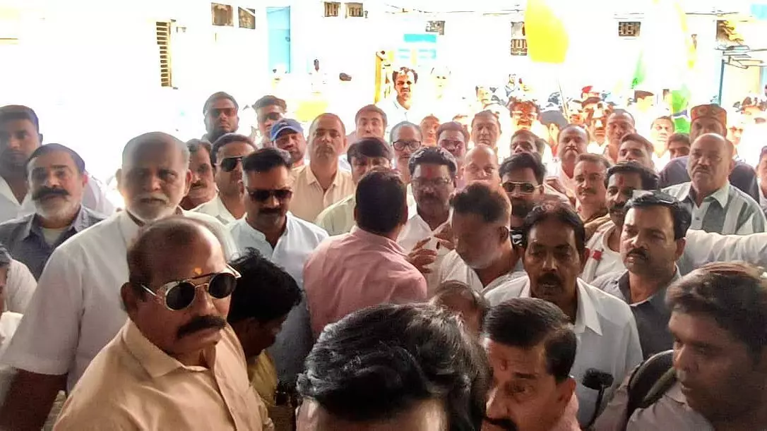 Indore : कांग्रेस ने MOS टैक्स के विरोध में नगर निगम प्रमुख के कार्यालय के बाहर प्रदर्शन किया Indore : कांग्रेस ने MOS टैक्स के विरोध में नगर निगम प्रमुख के कार्यालय के बाहर प्रदर्शन किया