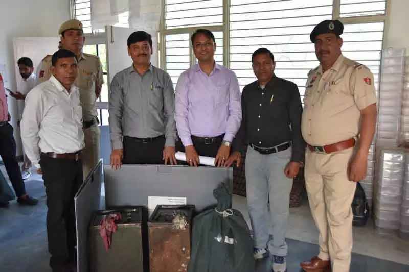 Karnal बार काउंसिल चुनावों के लिए मतदान दल रवाना; आज होगा मतदान Karnal बार काउंसिल चुनावों के लिए मतदान दल रवाना; आज होगा मतदान