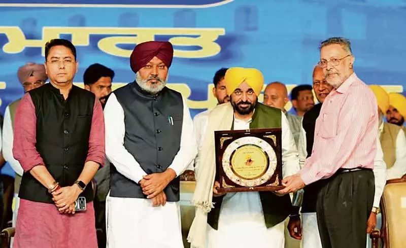 Punjab CM ने भगत सिंह का ज़िक्र किया, कहा, भारत भ्रष्टाचार के जाल में फंसा है Punjab CM ने भगत सिंह का ज़िक्र किया, कहा, भारत भ्रष्टाचार के जाल में फंसा है