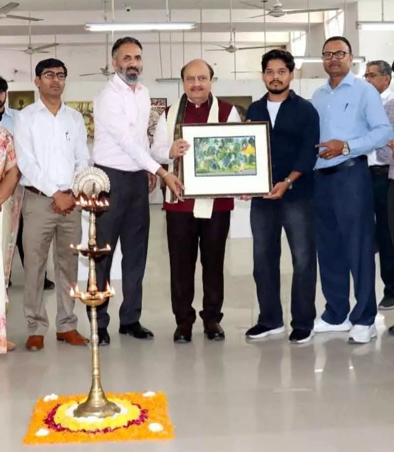 Kurukshetra विश्वविद्यालय की प्रदर्शनी में 300 कलाकृतियाँ प्रदर्शित Kurukshetra विश्वविद्यालय की प्रदर्शनी में 300 कलाकृतियाँ प्रदर्शित