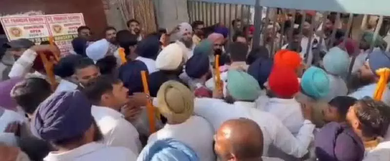Moga के बाघापुराना में ब्लॉक समिति अध्यक्ष चुनाव को लेकर तनाव भड़का Moga के बाघापुराना में ब्लॉक समिति अध्यक्ष चुनाव को लेकर तनाव भड़का