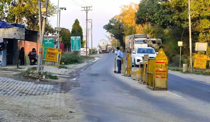 पारिवारिक रिश्तों पर टोल का बोझ, Himachal में एंट्री टैक्स बढ़ने से बीट के निवासी परेशान पारिवारिक रिश्तों पर टोल का बोझ, Himachal में एंट्री टैक्स बढ़ने से बीट के निवासी परेशान