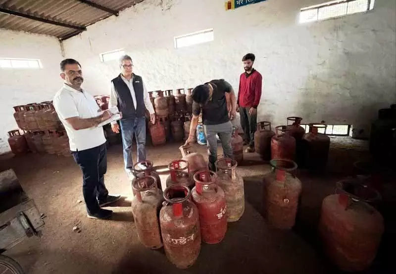 Patiala में 200 सिलेंडर ज़ब्त होने के बाद घोस्ट LPG कनेक्शन जांच के दायरे में Patiala में 200 सिलेंडर ज़ब्त होने के बाद घोस्ट LPG कनेक्शन जांच के दायरे में