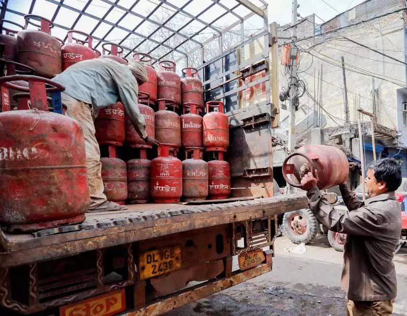 मांग-आपूर्ति में अंतर से पंजाब में LPG संकट और गहराया मांग-आपूर्ति में अंतर से पंजाब में LPG संकट और गहराया