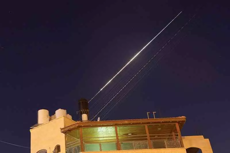 पश्चिम एशिया संघर्ष: Iran ने Israel और खाड़ी देशों पर हमले किए पश्चिम एशिया संघर्ष: Iran ने Israel और खाड़ी देशों पर हमले किए