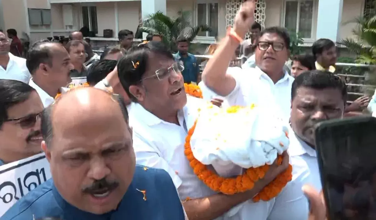 SCB अस्पताल में आग की घटना को लेकर BJD विधायकों ने अर्थी निकालकर विरोध प्रदर्शन किया SCB अस्पताल में आग की घटना को लेकर BJD विधायकों ने अर्थी निकालकर विरोध प्रदर्शन किया