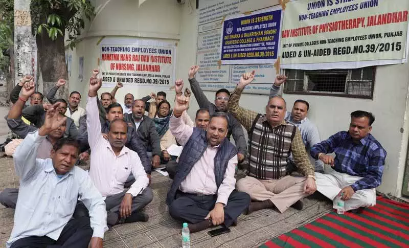 जालंधर के 3 DAV संस्थानों के कर्मचारियों ने वेतन आयोग के लाभों से वंचित जालंधर के 3 DAV संस्थानों के कर्मचारियों ने वेतन आयोग के लाभों से वंचित