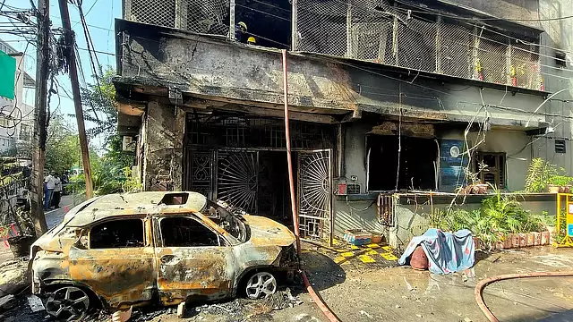 Indore में भीषण अग्निकांड: एक ही परिवार के 8 सदस्य जिंदा जले Indore में भीषण अग्निकांड: एक ही परिवार के 8 सदस्य जिंदा जले