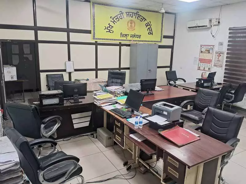 Jalandhar DC दफ़्तर के कर्मचारियों की दूसरे दिन भी हड़ताल से सार्वजनिक सेवाएं प्रभावित Jalandhar DC दफ़्तर के कर्मचारियों की दूसरे दिन भी हड़ताल से सार्वजनिक सेवाएं प्रभावित