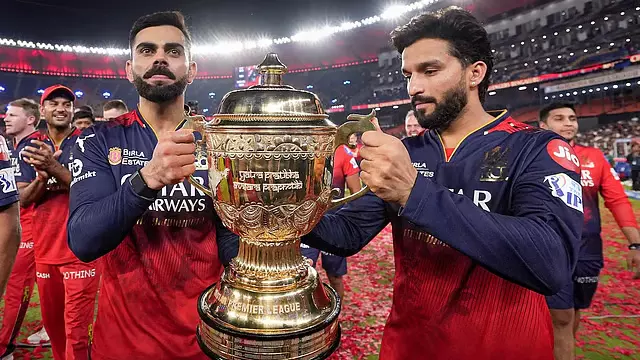 RCB बिक्री के लिए: बोली $2 अरब के पार जाने की संभावना, अंतिम दौड़ में दो कंपनियों के बीच मुकाबला RCB बिक्री के लिए: बोली $2 अरब के पार जाने की संभावना, अंतिम दौड़ में दो कंपनियों के बीच मुकाबला