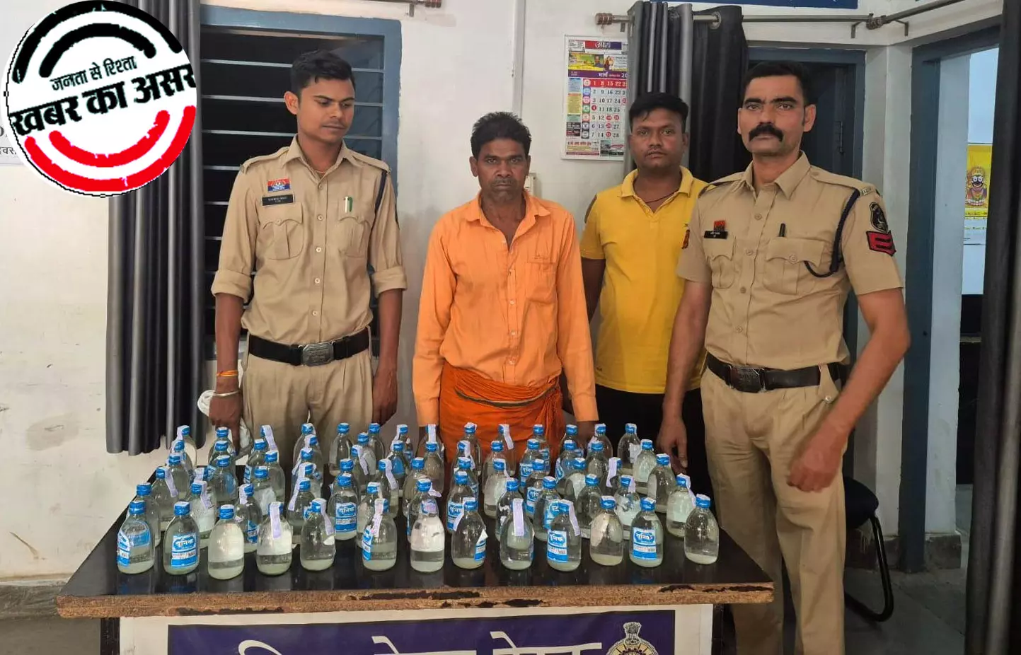 मेन रोड पर पुलिस की घेराबंदी, स्कूटी सवार शराब के साथ गिरफ्तार मेन रोड पर पुलिस की घेराबंदी, स्कूटी सवार शराब के साथ गिरफ्तार