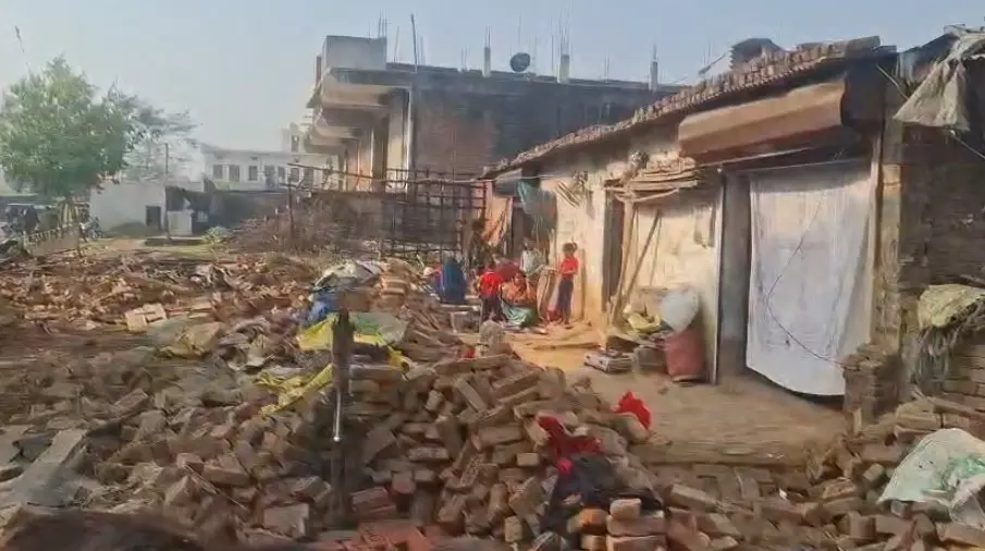 Shravasti: प्रशासन की कार्रवाई से 20 परिवार बेघर Shravasti: प्रशासन की कार्रवाई से 20 परिवार बेघर
