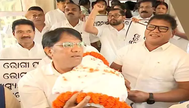 SCB अस्पताल अग्निकांड, विपक्षी विधायकों ने सांकेतिक अंतिम संस्कार किया SCB अस्पताल अग्निकांड, विपक्षी विधायकों ने सांकेतिक अंतिम संस्कार किया