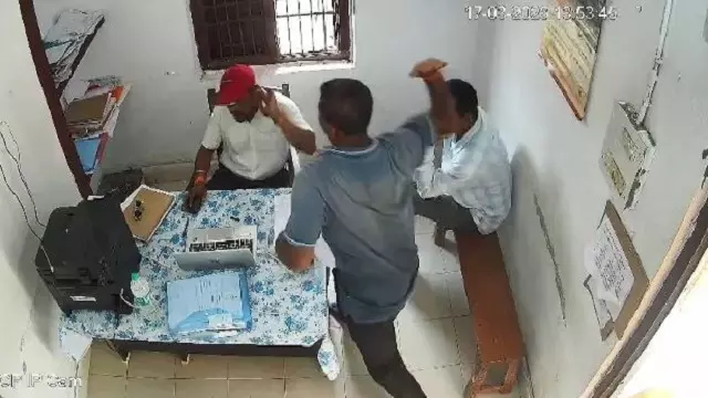 भद्रक: युवक ने RI को उनके ऑफिस में पीटा भद्रक: युवक ने RI को उनके ऑफिस में पीटा
