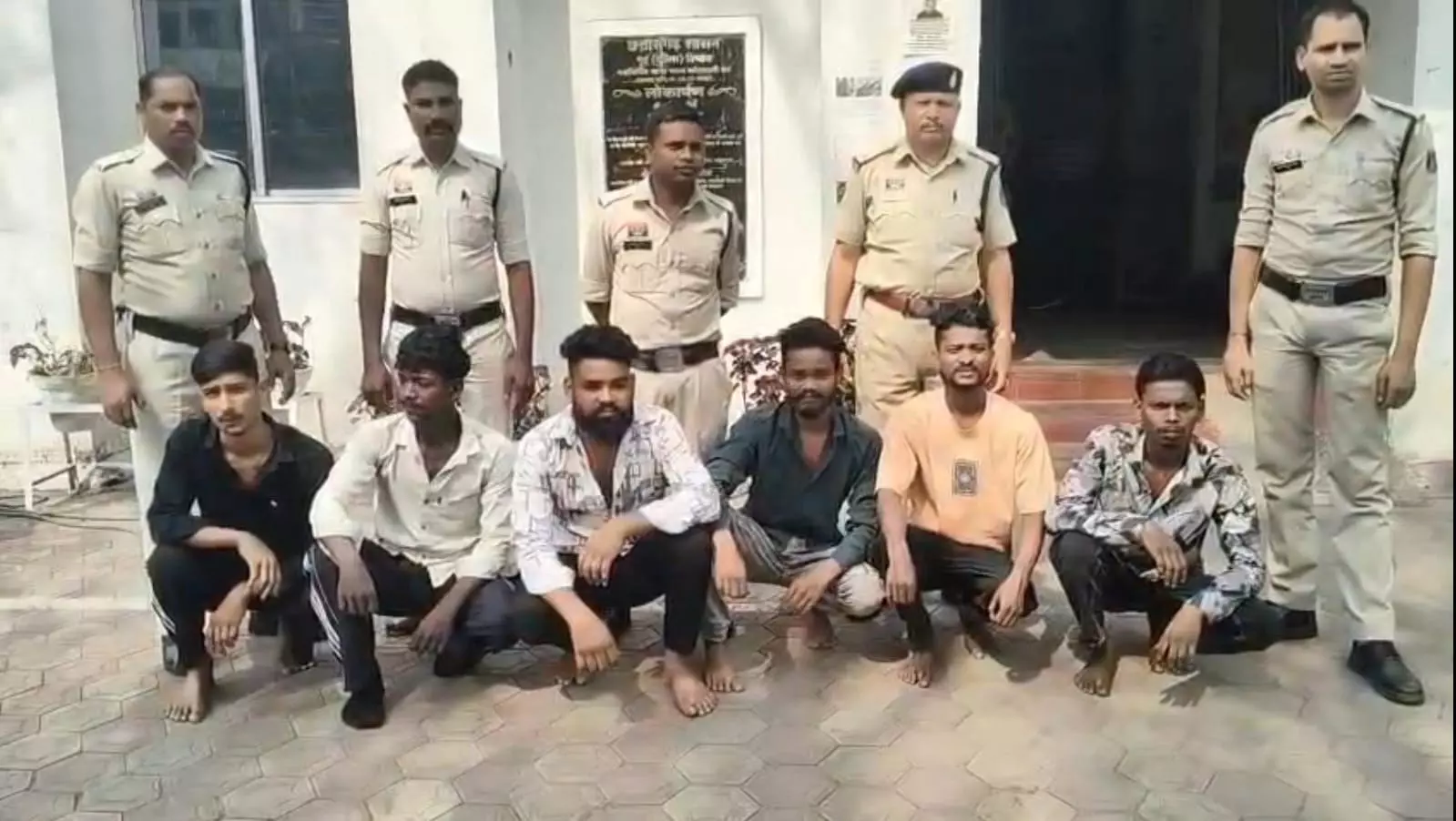घर घुसकर मारपीट करने वाले युवकों पर सख्त कार्रवाई, 6 आरोपी गिरफ्तार घर घुसकर मारपीट करने वाले युवकों पर सख्त कार्रवाई, 6 आरोपी गिरफ्तार