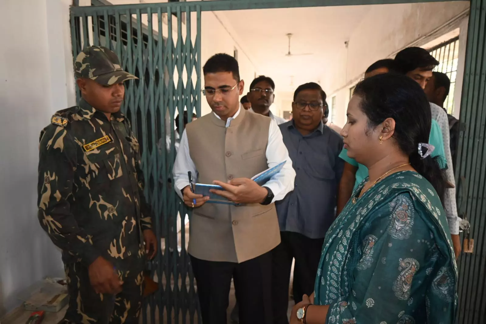 राजनैतिक दल के प्रतिनिधियों की उपस्थिति में ईव्हीएम वेयर हॉउस का किया गया निरीक्षण राजनैतिक दल के प्रतिनिधियों की उपस्थिति में ईव्हीएम वेयर हॉउस का किया गया निरीक्षण