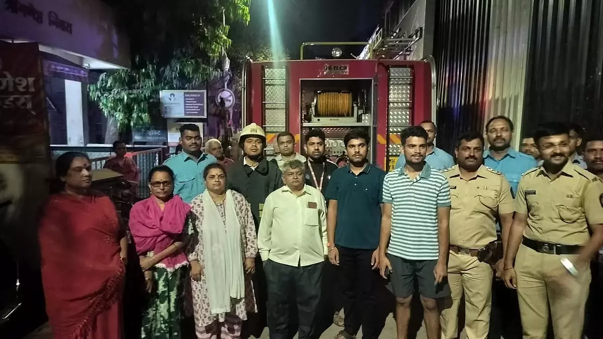 Pune : खुदाई के दौरान सदाशिव पेठ की एक इमारत का हिस्सा ढहने से 10 लोगों को बचाया गया Pune : खुदाई के दौरान सदाशिव पेठ की एक इमारत का हिस्सा ढहने से 10 लोगों को बचाया गया