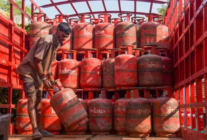पश्चिम एशिया में तनाव के बीच LPG आपूर्ति में रुकावट से J&K का बिजली क्षेत्र प्रभावित पश्चिम एशिया में तनाव के बीच LPG आपूर्ति में रुकावट से J&K का बिजली क्षेत्र प्रभावित