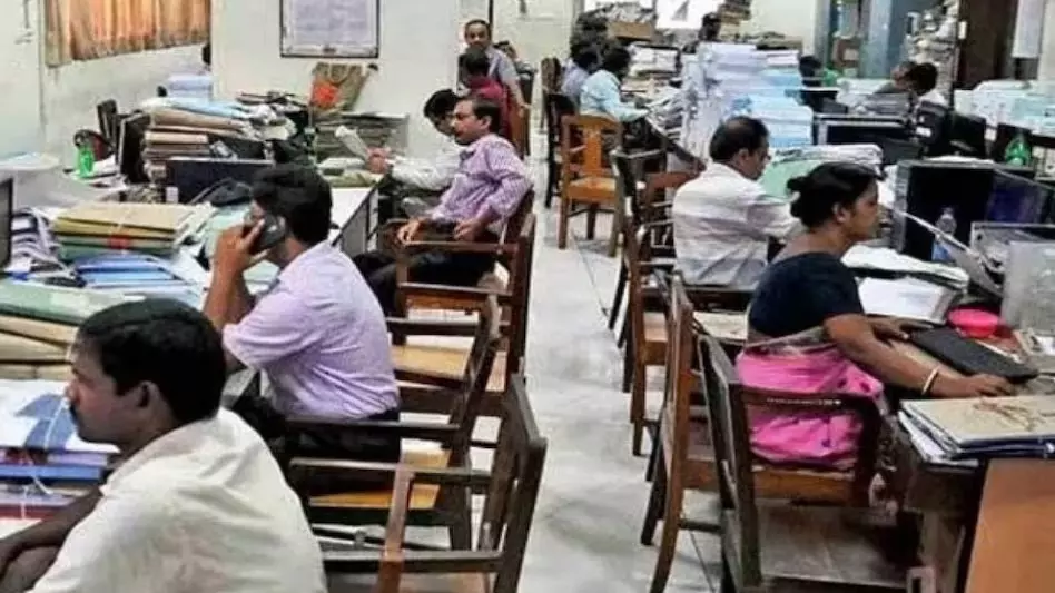 Shimla: हिमाचल में कर्मचारियों पर ड्रेस कोड लागू Shimla: हिमाचल में कर्मचारियों पर ड्रेस कोड लागू