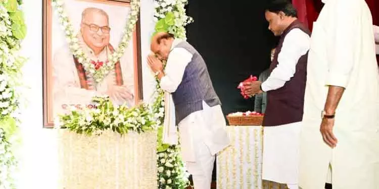 Bhubaneswar सीएम माझी, राजनाथ ने देबेंद्र प्रधान को दी श्रद्धांजलि Bhubaneswar सीएम माझी, राजनाथ ने देबेंद्र प्रधान को दी श्रद्धांजलि