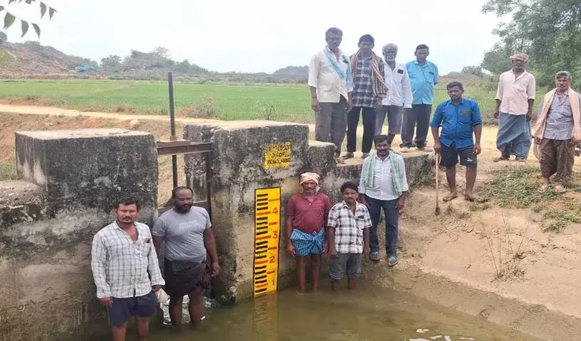 किसान सिंचाई के माध्यम से अपनी फ़सलों के खेतों की सुरक्षा के लिए protest कर रहे किसान सिंचाई के माध्यम से अपनी फ़सलों के खेतों की सुरक्षा के लिए protest कर रहे