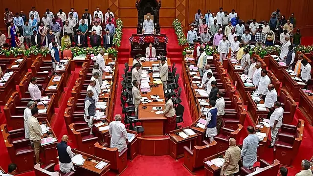 Karnataka : विज्ञापन शुल्क लगाने और पुलिस तबादलों से जुड़े विधेयक परिषद में पारित Karnataka : विज्ञापन शुल्क लगाने और पुलिस तबादलों से जुड़े विधेयक परिषद में पारित