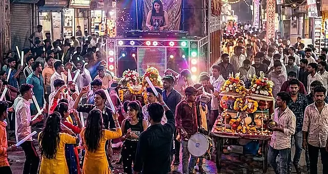 सरकार कार्यक्रमों और धार्मिक जुलूसों में आइटम सॉन्ग और DJ पर प्रतिबंध लगाने पर विचार कर रही : Minister सरकार कार्यक्रमों और धार्मिक जुलूसों में आइटम सॉन्ग और DJ पर प्रतिबंध लगाने पर विचार कर रही : Minister