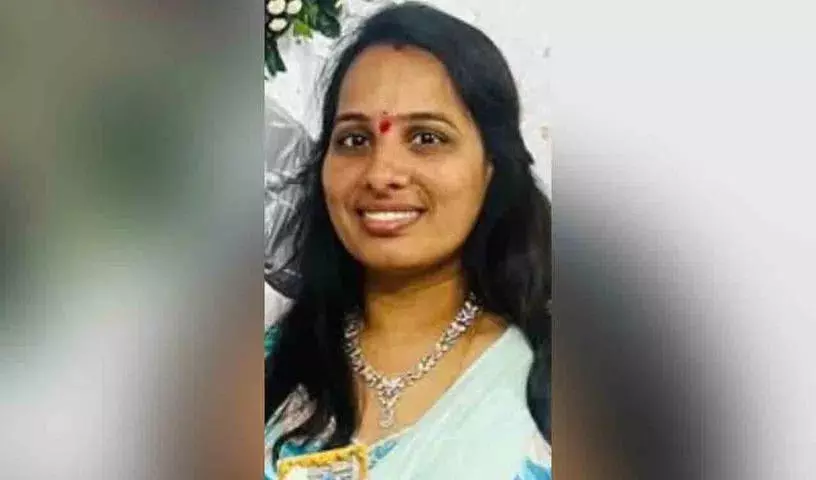 करीमनगर Two Town के SI चंद्रशेखर की पत्नी ने गुनेरा खाकर आत्महत्या कर ली करीमनगर Two Town के SI चंद्रशेखर की पत्नी ने गुनेरा खाकर आत्महत्या कर ली