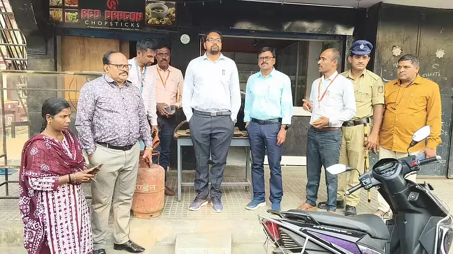 Karnataka : दुकान पर छापा, तीन घरेलू सिलेंडर ज़ब्त Karnataka : दुकान पर छापा, तीन घरेलू सिलेंडर ज़ब्त