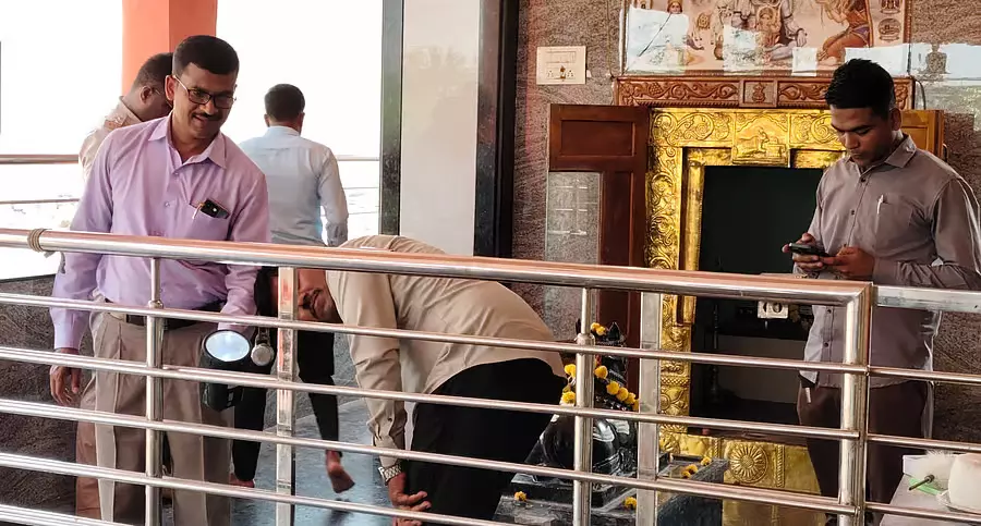 Kagwada : मोले गांव के मल्लैया मंदिर से चांदी के आभूषण चोरी Kagwada : मोले गांव के मल्लैया मंदिर से चांदी के आभूषण चोरी