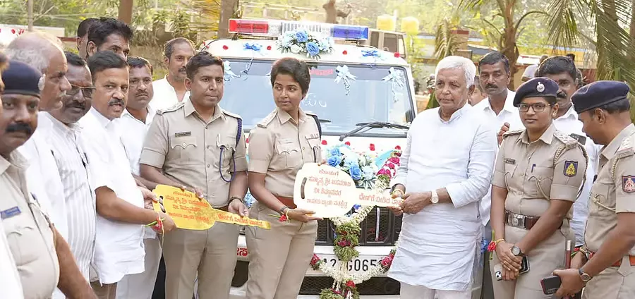 Byadgi पुलिस थाने को ₹24 लाख का अनुदान: दो नए वाहन सौंपे गए Byadgi पुलिस थाने को ₹24 लाख का अनुदान: दो नए वाहन सौंपे गए