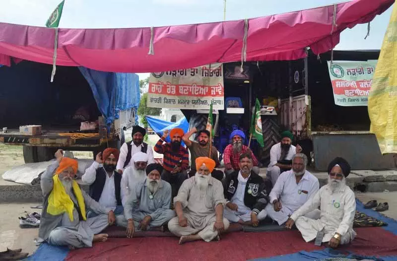 Sasrali में धुस्सी बांध की मरम्मत का काम शुरू, किसान आंदोलन जारी रखेंगे Sasrali में धुस्सी बांध की मरम्मत का काम शुरू, किसान आंदोलन जारी रखेंगे