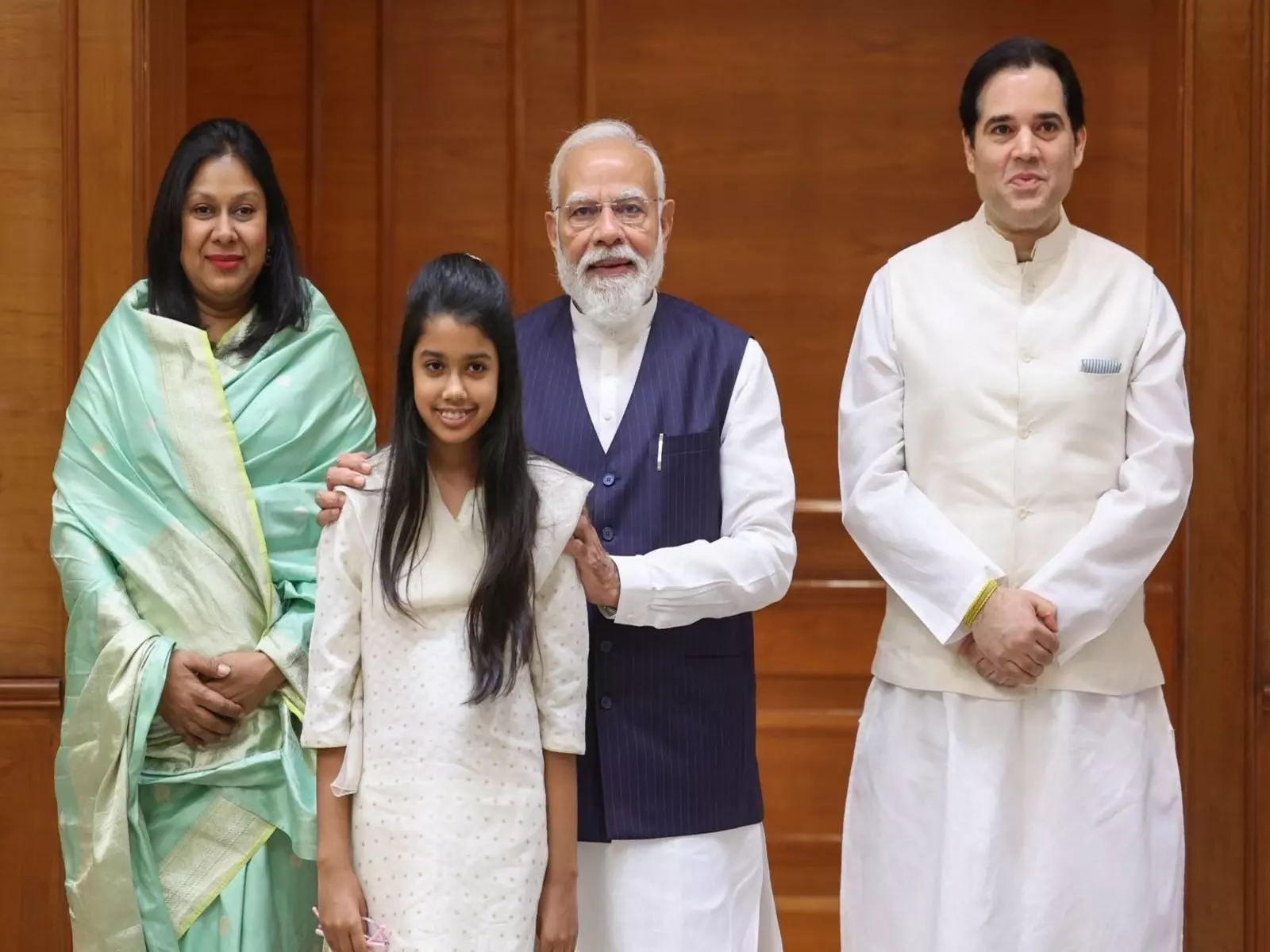 राष्ट्र और उसके लोगों के सच्चे रक्षक: वरुण गांधी ने परिवार के साथ PM नरेंद्र मोदी से मुलाक़ात की राष्ट्र और उसके लोगों के सच्चे रक्षक: वरुण गांधी ने परिवार के साथ PM नरेंद्र मोदी से मुलाक़ात की