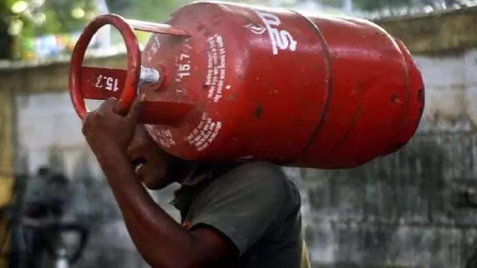 LPG सिलेंडर की कालाबाजारी, 10 मामले दर्ज, 12 आरोपी गिरफ्तार LPG सिलेंडर की कालाबाजारी, 10 मामले दर्ज, 12 आरोपी गिरफ्तार