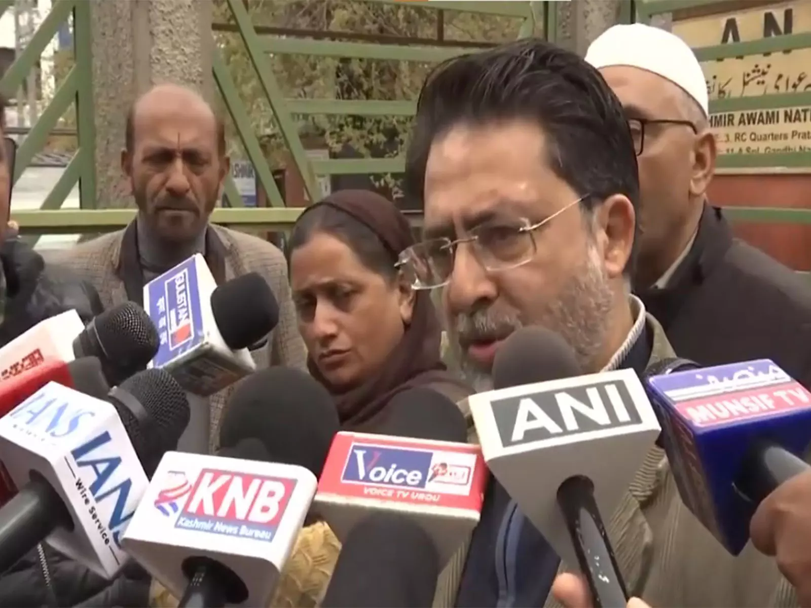कश्मीरी परिवारों ने सरकार से Iran में फंसे भारतीय छात्रों को निकालने की अपील की कश्मीरी परिवारों ने सरकार से Iran में फंसे भारतीय छात्रों को निकालने की अपील की