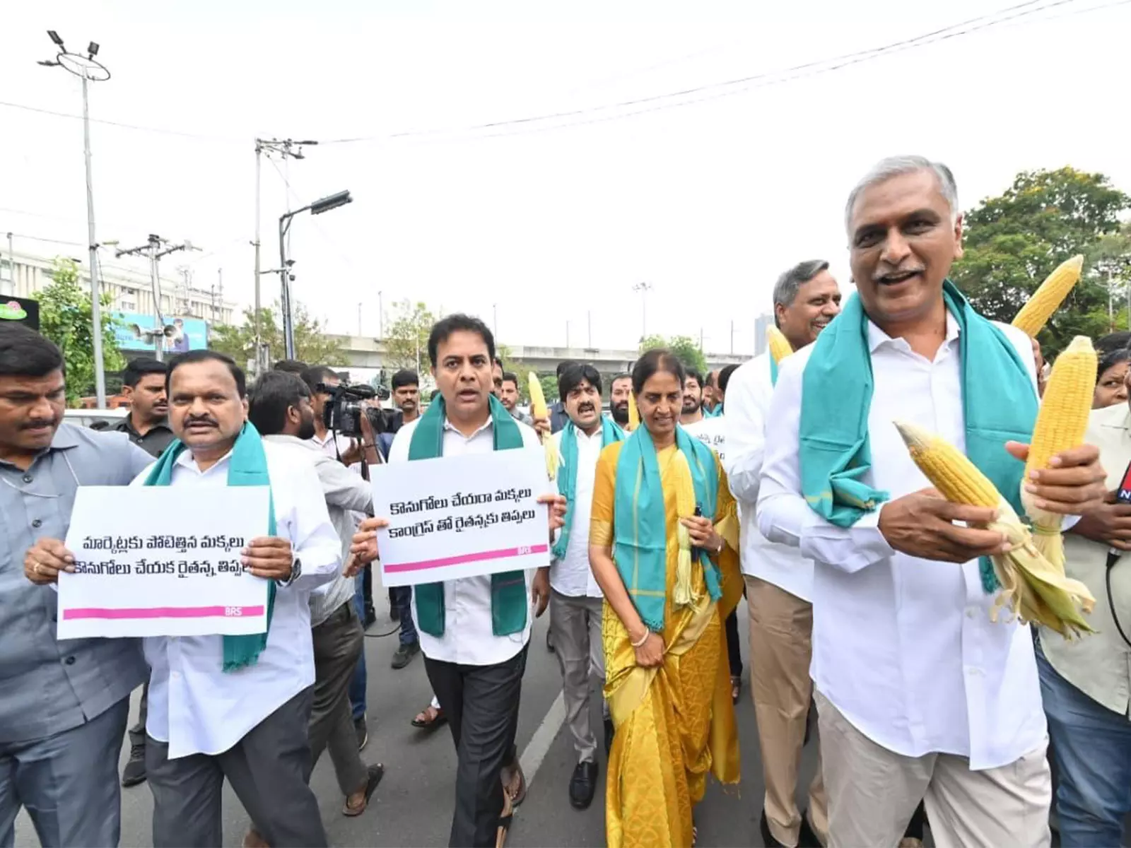 विधानसभा के पास तनाव, BRS ने मक्का किसानों के लिए प्रदर्शन करते हुए MSP और सब्सिडी की मांग की विधानसभा के पास तनाव, BRS ने मक्का किसानों के लिए प्रदर्शन करते हुए MSP और सब्सिडी की मांग की