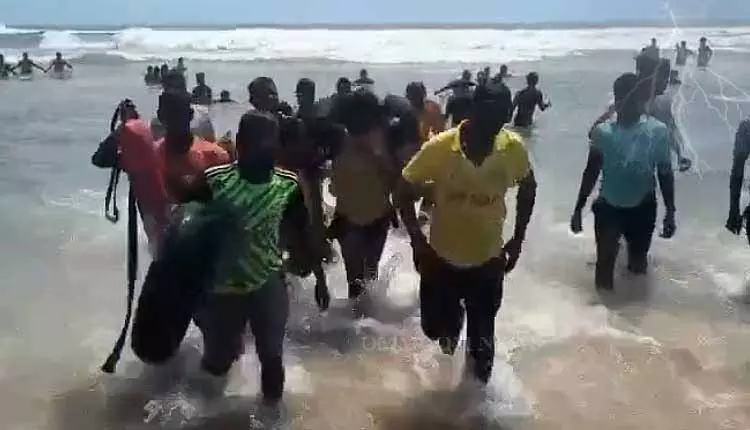 Puri Beach पर रिप करंट में बह जाने के बाद पर्यटक को बचाया गया Puri Beach पर रिप करंट में बह जाने के बाद पर्यटक को बचाया गया