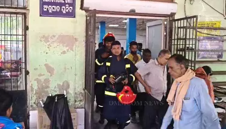 कटक के SCB अस्पताल में फिर लगी आग, किसी के हताहत होने की खबर नहीं कटक के SCB अस्पताल में फिर लगी आग, किसी के हताहत होने की खबर नहीं