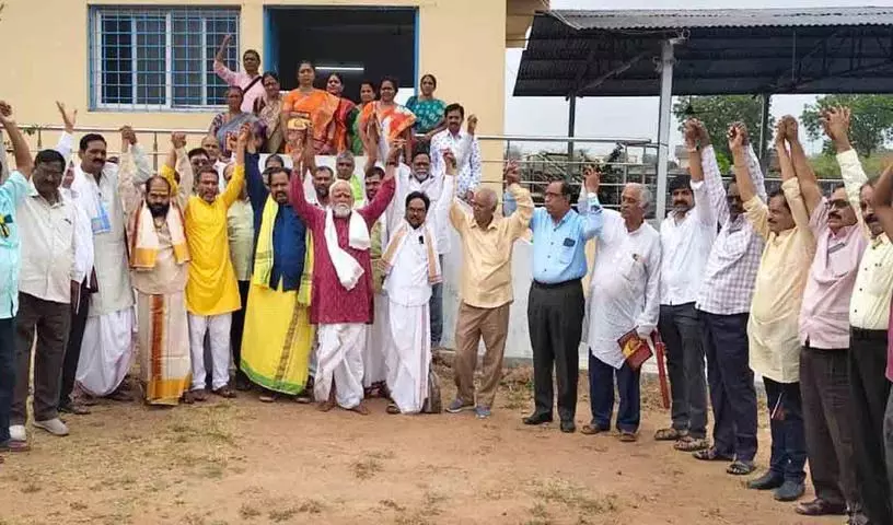 MLA सामेल की टिप्पणियों से पुजारी नाराज़ MLA सामेल की टिप्पणियों से पुजारी नाराज़