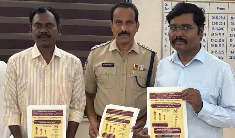 हनमकोंडा ACP नरसिम्हा राव ने शतरंज प्रतियोगिता का ब्रोशर जारी किया हनमकोंडा ACP नरसिम्हा राव ने शतरंज प्रतियोगिता का ब्रोशर जारी किया