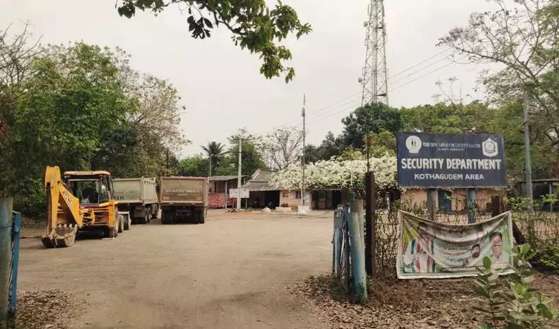 Singareni security ने अवैध मिट्टी तस्करी के खिलाफ सख्त कार्रवाई की Singareni security ने अवैध मिट्टी तस्करी के खिलाफ सख्त कार्रवाई की