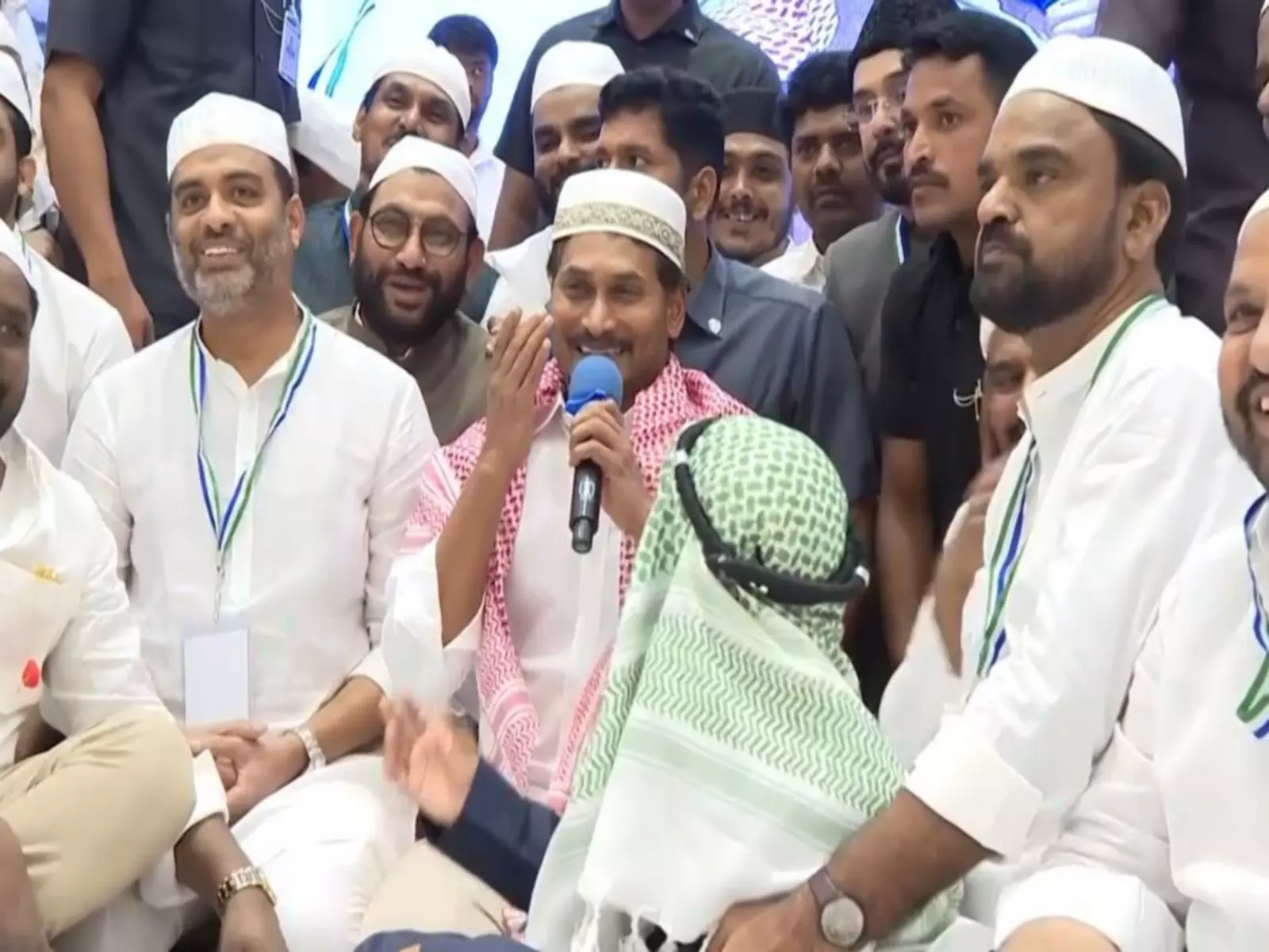 YSRCP अध्यक्ष जगन रेड्डी ने इफ़्तार पार्टी के दौरान एकता और भाईचारे का आह्वान किया YSRCP अध्यक्ष जगन रेड्डी ने इफ़्तार पार्टी के दौरान एकता और भाईचारे का आह्वान किया