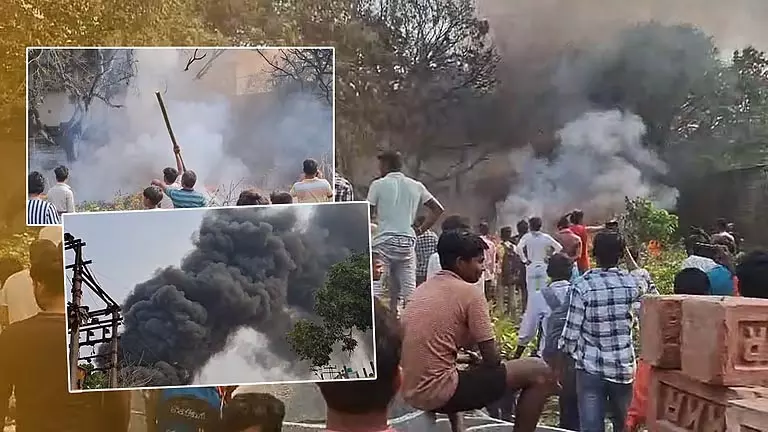 plastic के ढेर में अचानक आग लग गई, और धुआँ आसमान में छा गया plastic के ढेर में अचानक आग लग गई, और धुआँ आसमान में छा गया