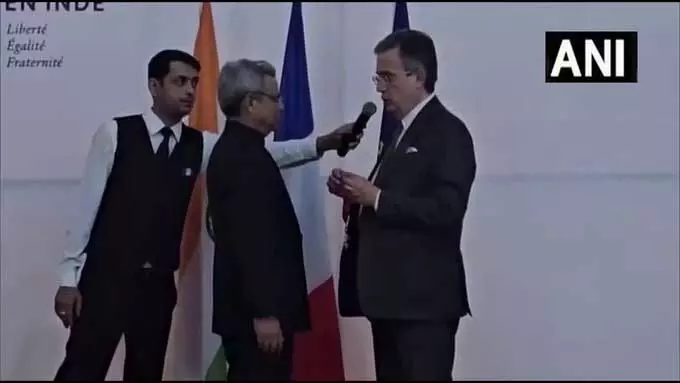 जावेद अशरफ को फ्रांस का ‘लीजन डी’ऑनर’ सम्मान, कमांडर रैंक से नवाजा गया जावेद अशरफ को फ्रांस का ‘लीजन डी’ऑनर’ सम्मान, कमांडर रैंक से नवाजा गया