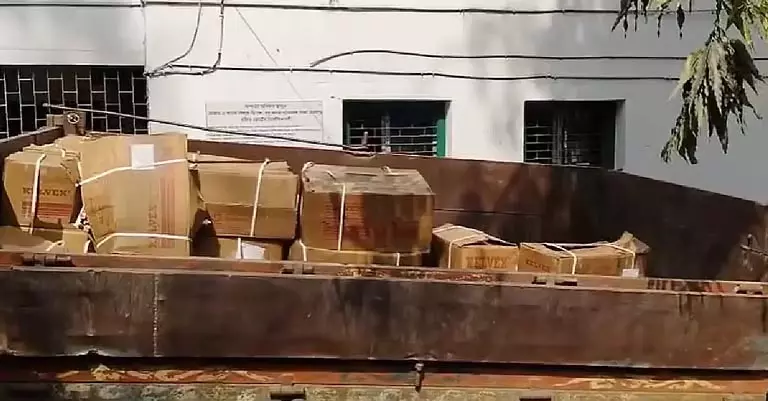 Nalhati में डेटोनेटर और जिलेटिन स्टिक से भरा ट्रैक्टर! ग्रामीणों ने वाहन को रोका Nalhati में डेटोनेटर और जिलेटिन स्टिक से भरा ट्रैक्टर! ग्रामीणों ने वाहन को रोका