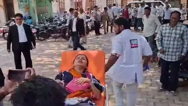 Balasore फैमिली कोर्ट के पास भारी हंगामा, पति ने पत्नी को बेरहमी से पीटा Balasore फैमिली कोर्ट के पास भारी हंगामा, पति ने पत्नी को बेरहमी से पीटा