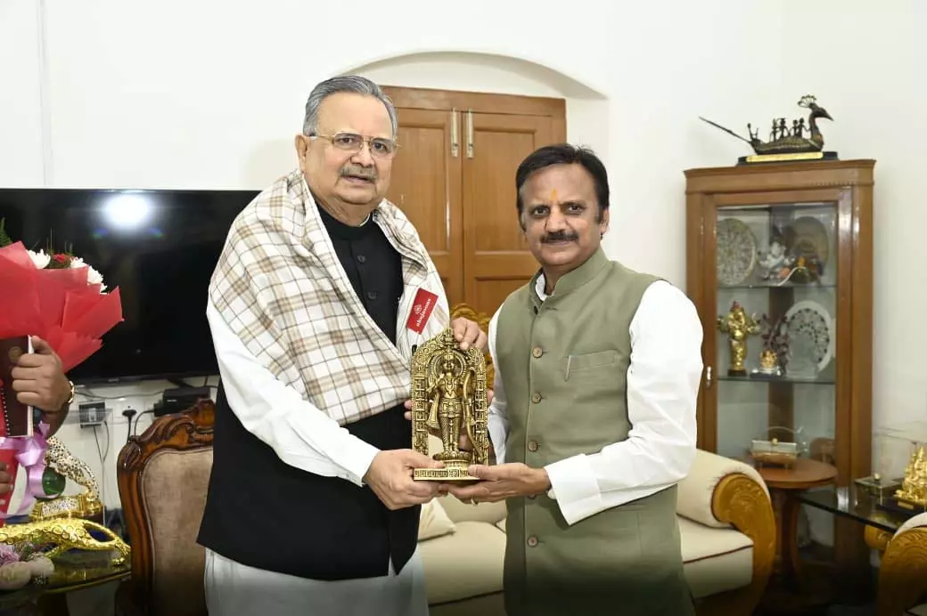 विधानसभा अध्यक्ष डॉ. रमन सिंह से डिप्टी सीएम राजेंद्र शुक्ल ने की सौजन्य भेंट विधानसभा अध्यक्ष डॉ. रमन सिंह से डिप्टी सीएम राजेंद्र शुक्ल ने की सौजन्य भेंट