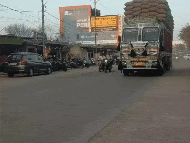रायपुर में भारी और मध्यम मालवाहक वाहनों के प्रवेश पर समयबद्ध प्रतिबंध लागू रायपुर में भारी और मध्यम मालवाहक वाहनों के प्रवेश पर समयबद्ध प्रतिबंध लागू